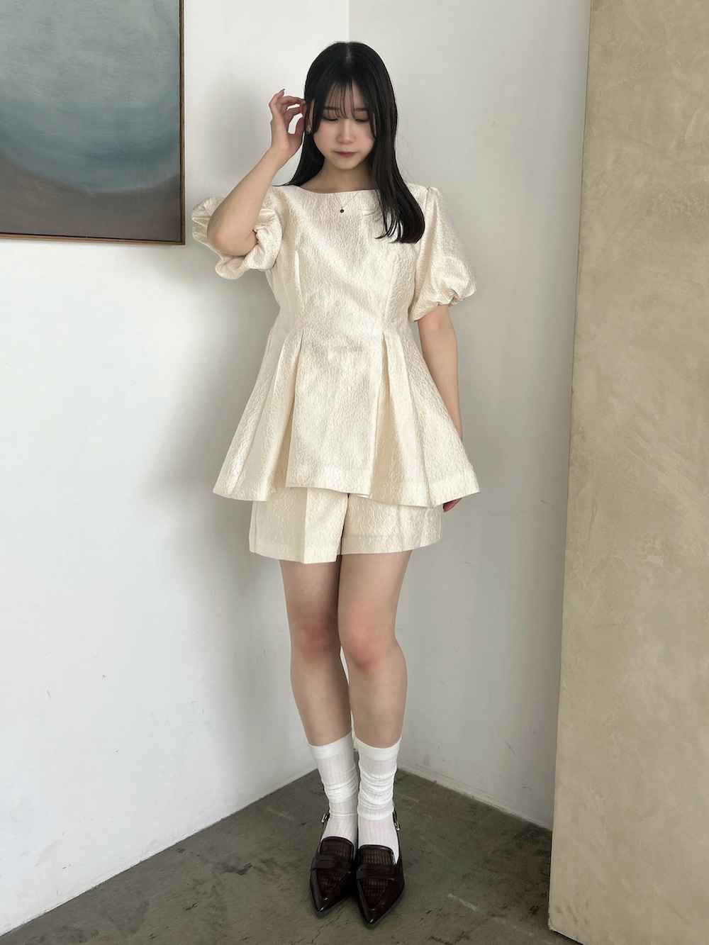 ホワイト系のシャツ/ブラウス、ホワイト系のその他パンツ、ブラウン系のローファーを着用したレディースの春コーディネートの3枚目の写真