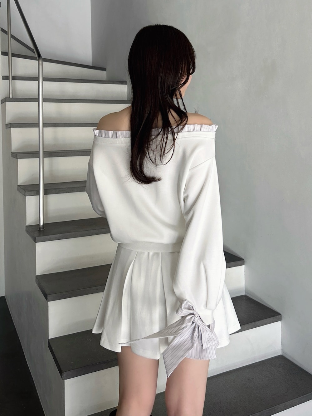 ホワイト系のTシャツ/カットソー、ホワイト系のスカート、ブラウン系のブーツを着用したレディースの春コーディネートの10枚目の写真