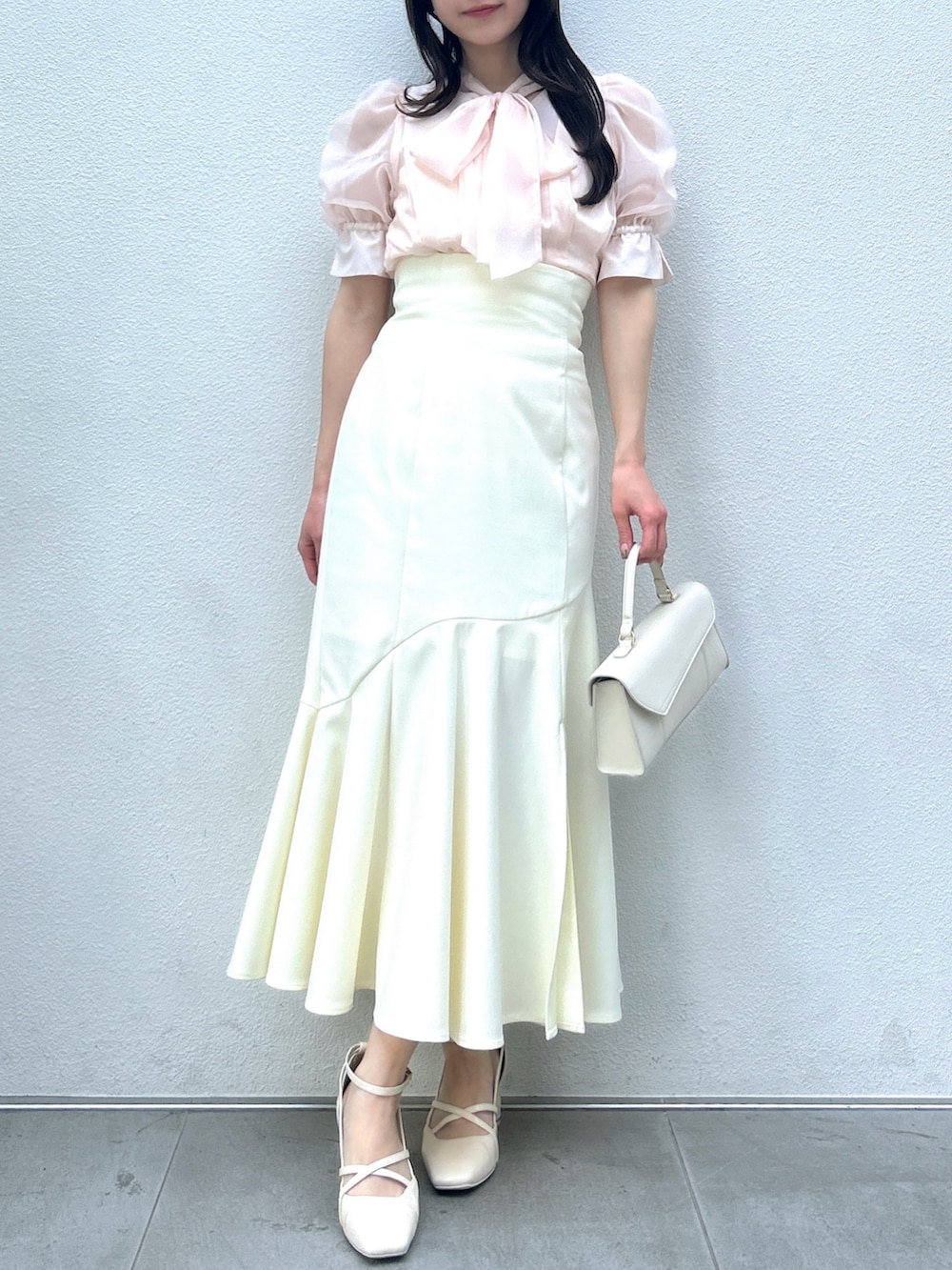 ピンク系のシャツ/ブラウス、ホワイト系のスカート、ホワイト系のサンダルを着用したレディースの春コーディネートの2枚目の写真