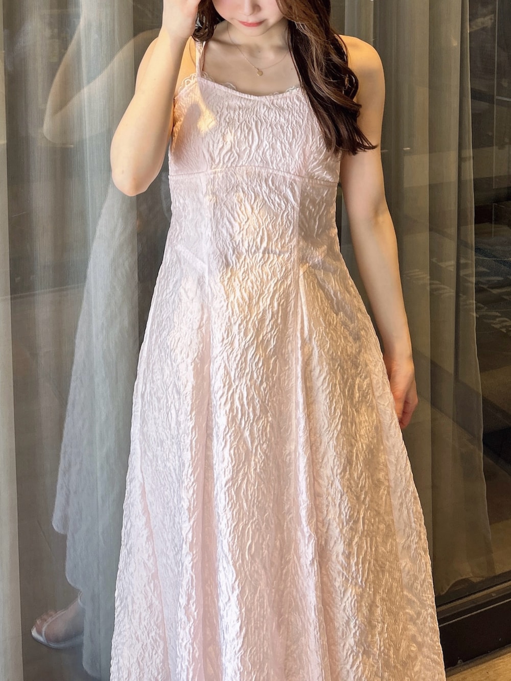 ホワイト系のTシャツ/カットソー、ピンク系のワンピース、ホワイト系のサンダルを着用したレディースの夏コーディネートの8枚目の写真