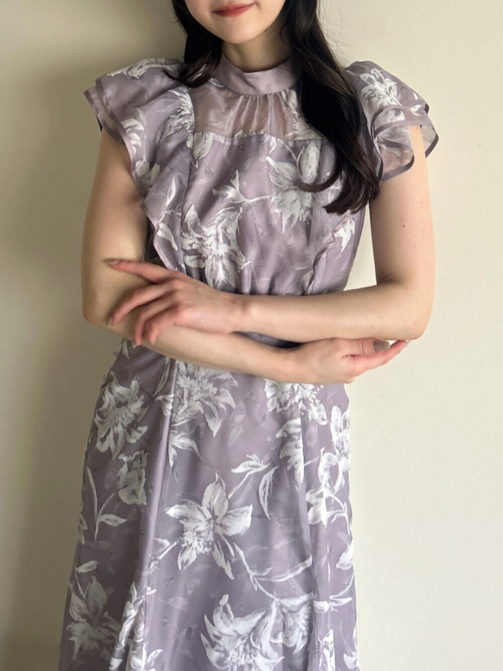 パープル系のドレスを着用したレディースの夏コーディネートの8枚目の写真
