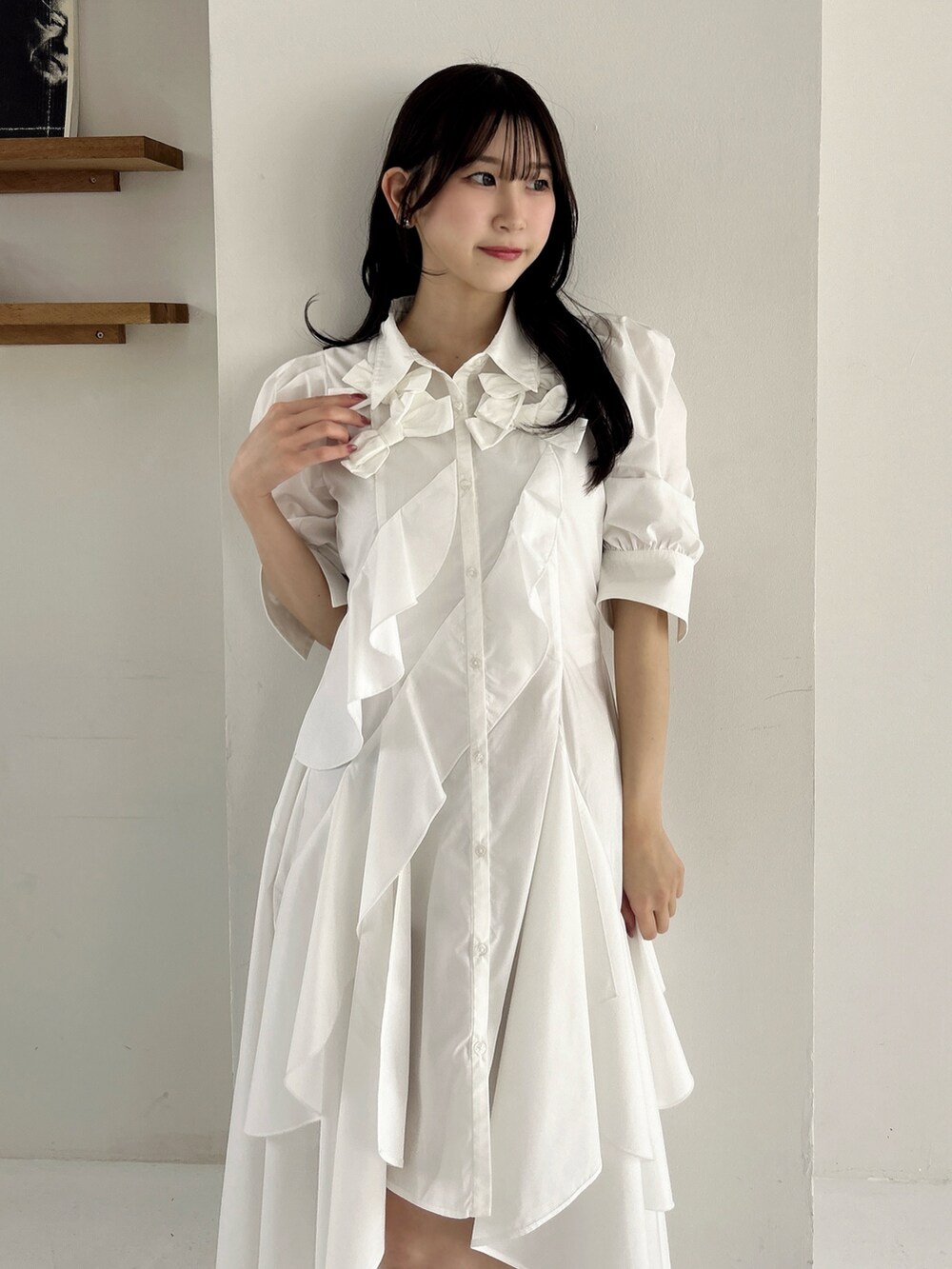 ホワイト系のワンピース、ブラウン系のブーツを着用したレディースの冬コーディネートの7枚目の写真