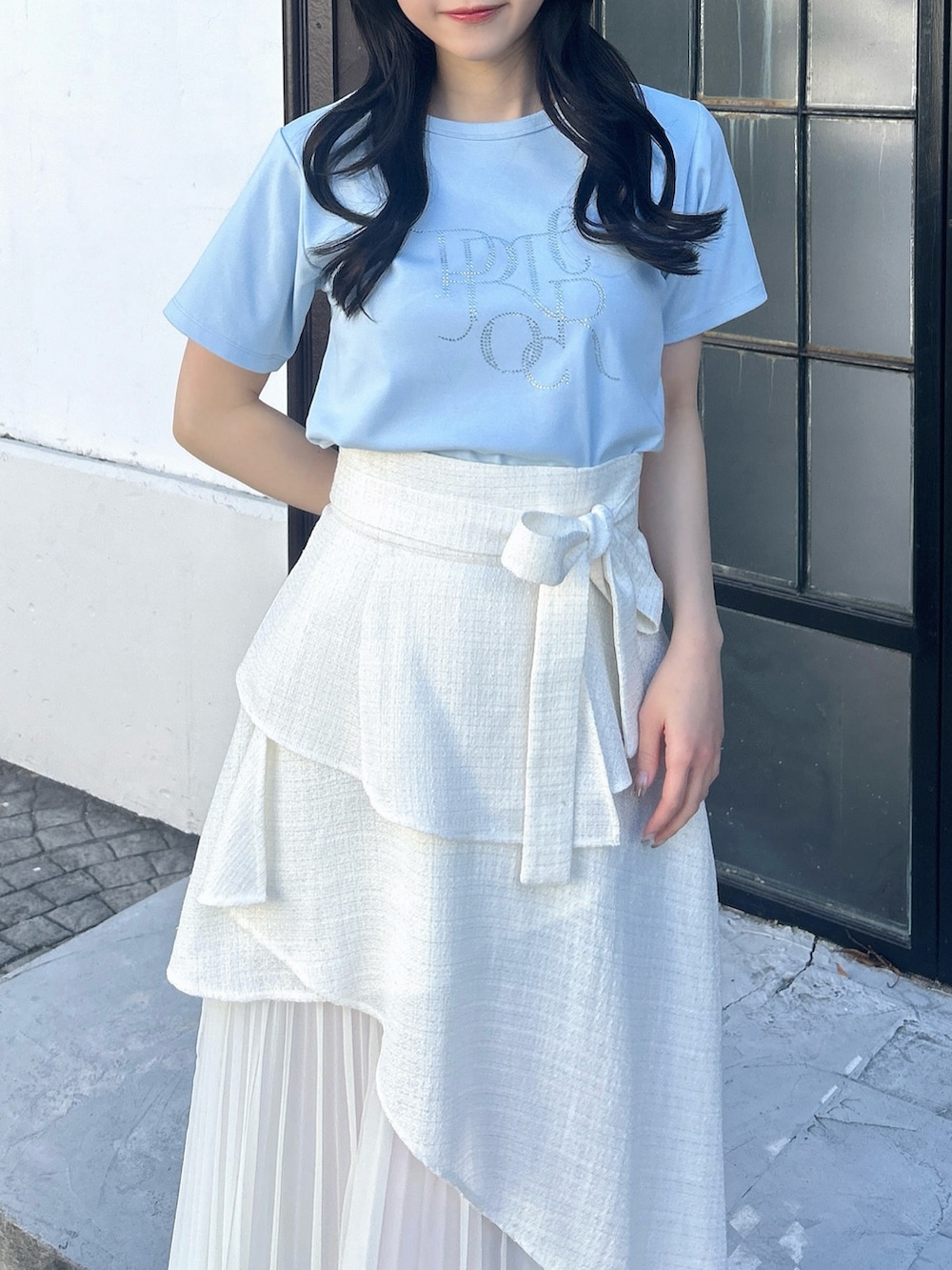 ブルー系のTシャツ/カットソー、ホワイト系のスカート、ホワイト系のパンプスを着用したレディースの春コーディネートの7枚目の写真