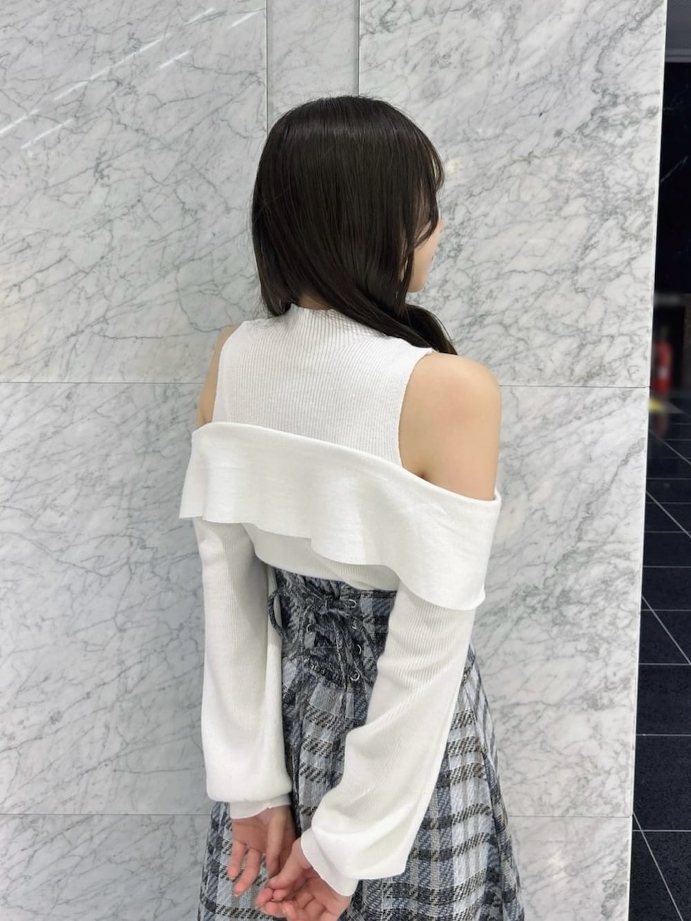 ホワイト系のニット/セーター、その他のブーツ、グレー系のスカートを着用したレディースの秋コーディネートの9枚目の写真