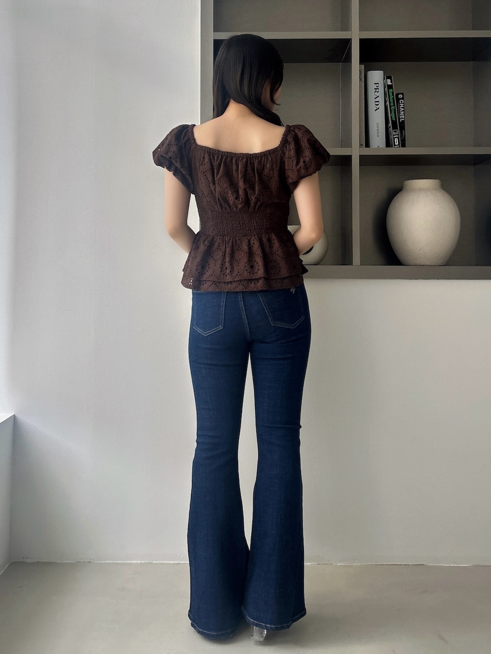 ブラウン系のシャツ/ブラウス、ブルー系のデニムパンツ、ホワイト系のサンダルを着用したレディースの春コーディネートの4枚目の写真