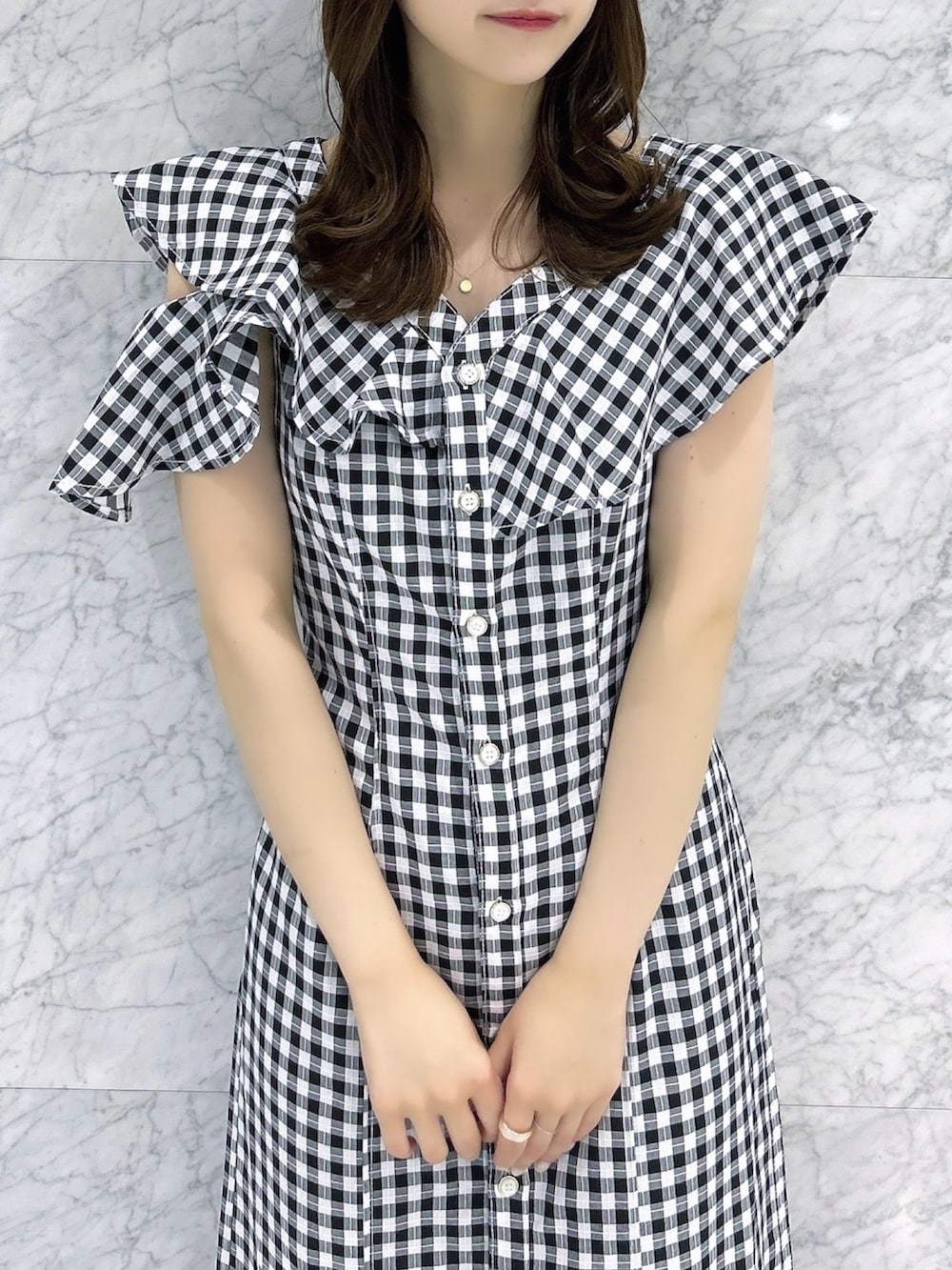 ホワイト系のパンプス、ブラック系のワンピースを着用したレディースの夏コーディネートの8枚目の写真