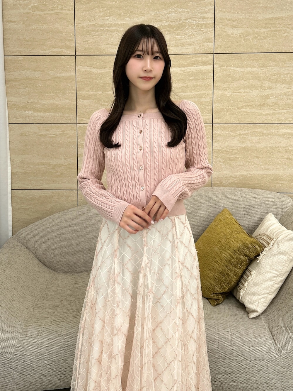 ピンク系のニット/セーター、ピンク系のスカートを着用したレディースの秋コーディネートの6枚目の写真