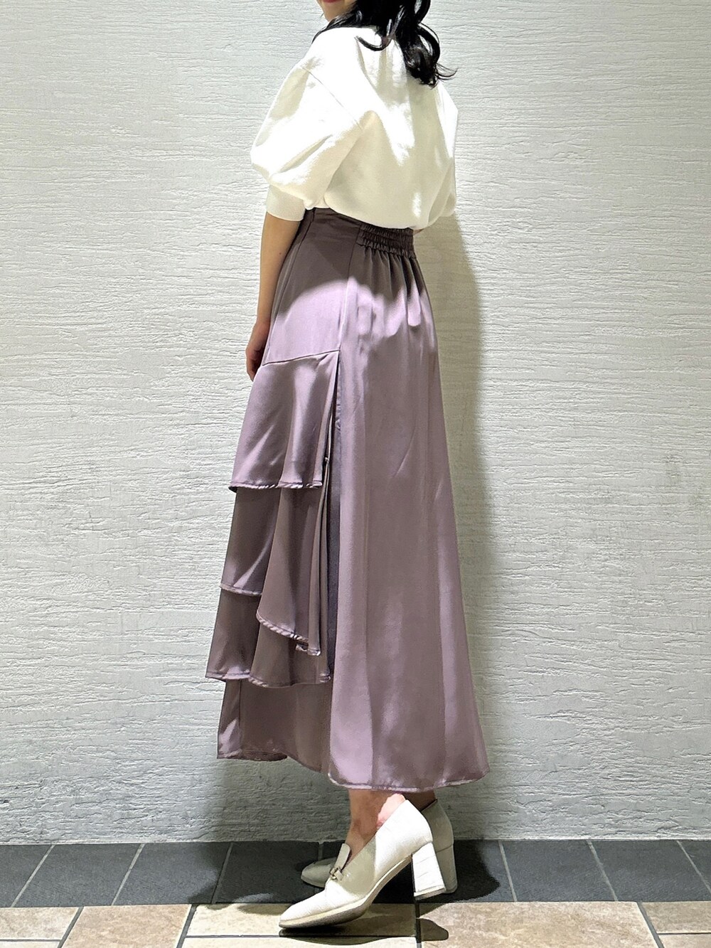 ホワイト系のローファー、ホワイト系のカーディガン/ボレロ、ピンク系のスカートを着用したレディースの秋コーディネートの5枚目の写真