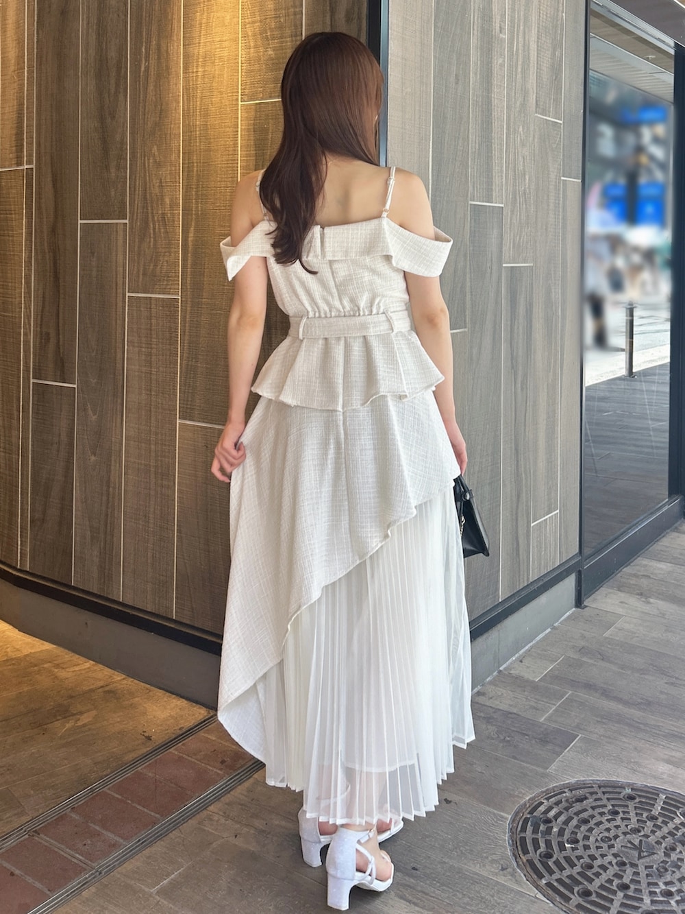 ホワイト系のワンピース、ホワイト系のサンダルを着用したレディースの秋コーディネートの5枚目の写真