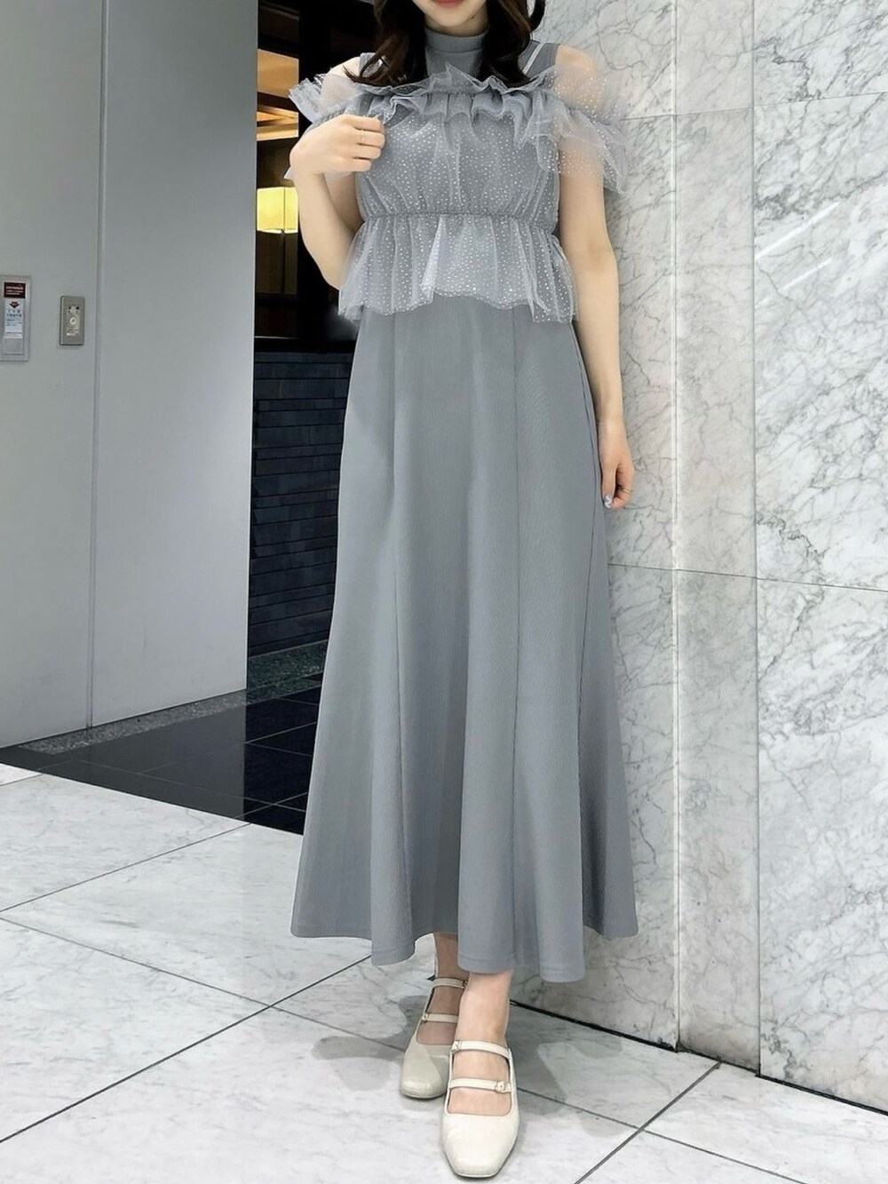 グレー系のワンピース、ホワイト系のパンプスを着用したレディースの夏コーディネートの3枚目の写真