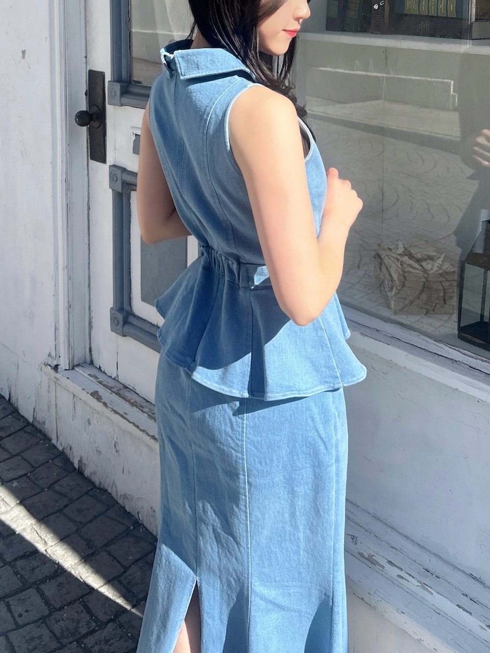 ブルー系のワンピース、ホワイト系のサンダル、イエロー系のハンドバッグを着用したレディースの春コーディネートの10枚目の写真