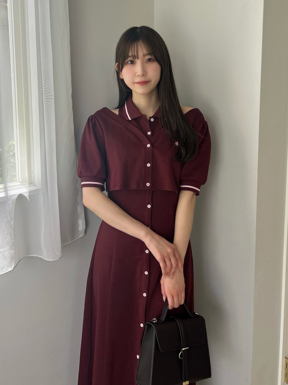 レッド系のワンピース、ブラウン系のショルダーバッグを着用したレディースの夏コーディネートの6枚目の写真