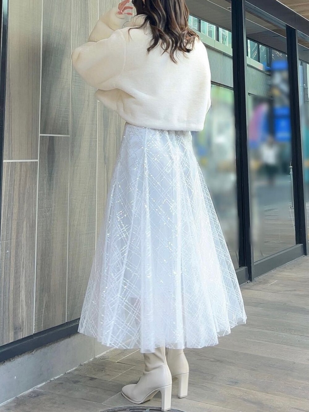 ホワイト系のその他アウター、ホワイト系のブーツ、ホワイト系のニット/セーターを着用したレディースの冬コーディネートの5枚目の写真