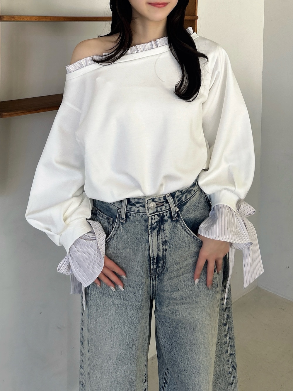 ホワイト系のTシャツ/カットソー、ブルー系のデニムパンツを着用したレディースの春コーディネートの6枚目の写真