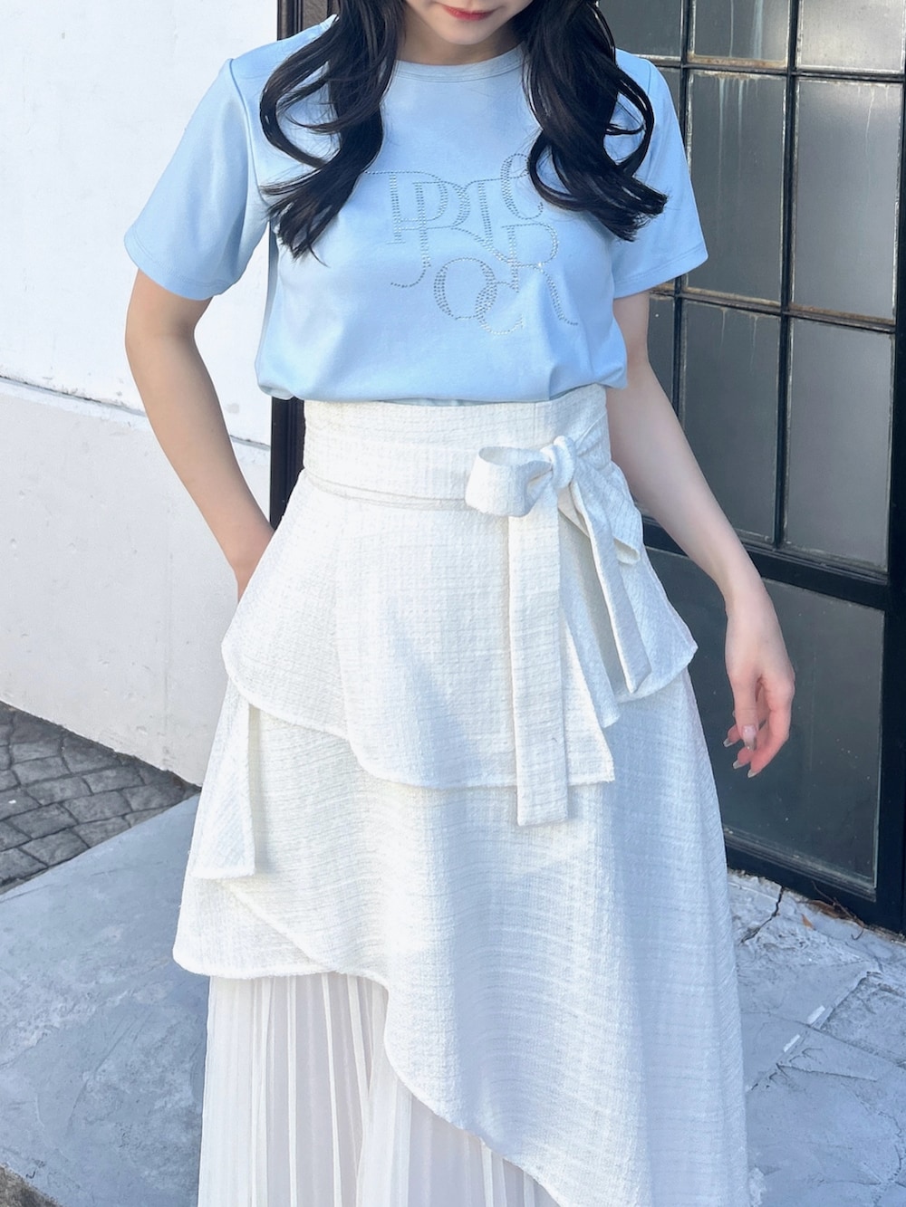 ブルー系のTシャツ/カットソー、ホワイト系のスカート、ホワイト系のパンプスを着用したレディースの春コーディネートの8枚目の写真