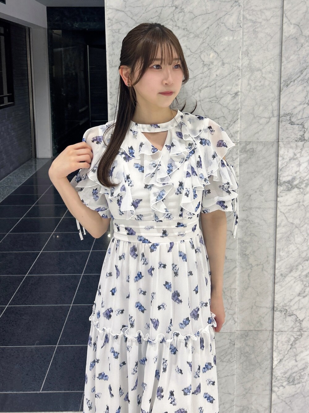 ホワイト系のワンピース、ホワイト系のパンプスを着用したレディースの春コーディネートの6枚目の写真