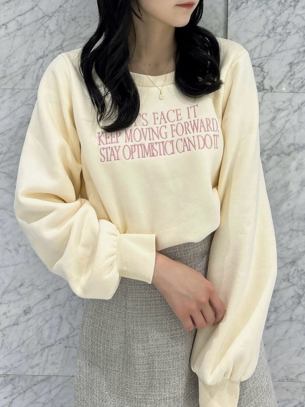 その他のブーツ、イエロー系のスウェット、グレー系のスカートを着用したレディースの秋コーディネートの8枚目の写真