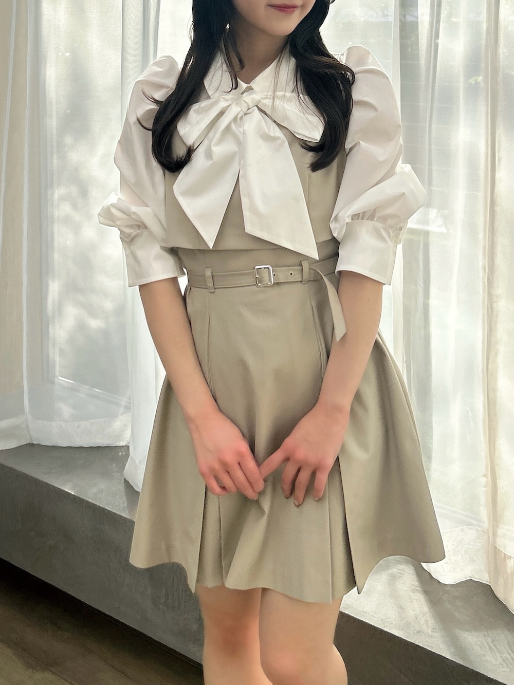 ベージュ系のワンピース、ブラウン系のパンプス、ブラウン系のハンドバッグを着用したレディースの春コーディネートの7枚目の写真