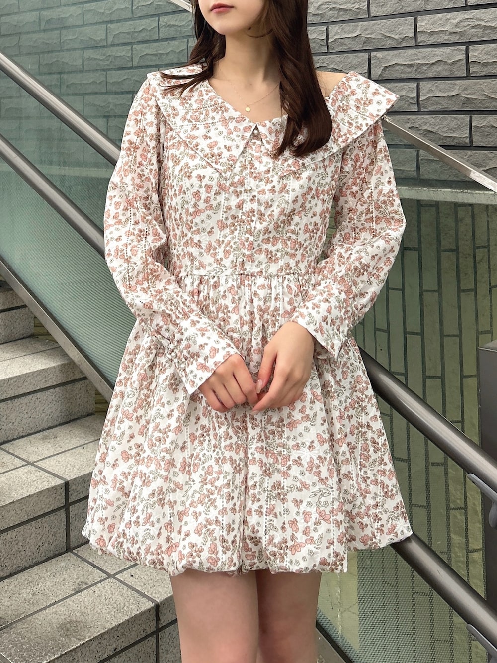 オレンジ系のワンピース、ブラウン系のローファーを着用したレディースの春コーディネートの6枚目の写真