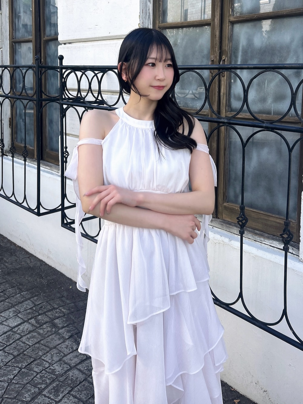 ピンク系のワンピースを着用したレディースの春コーディネートの6枚目の写真