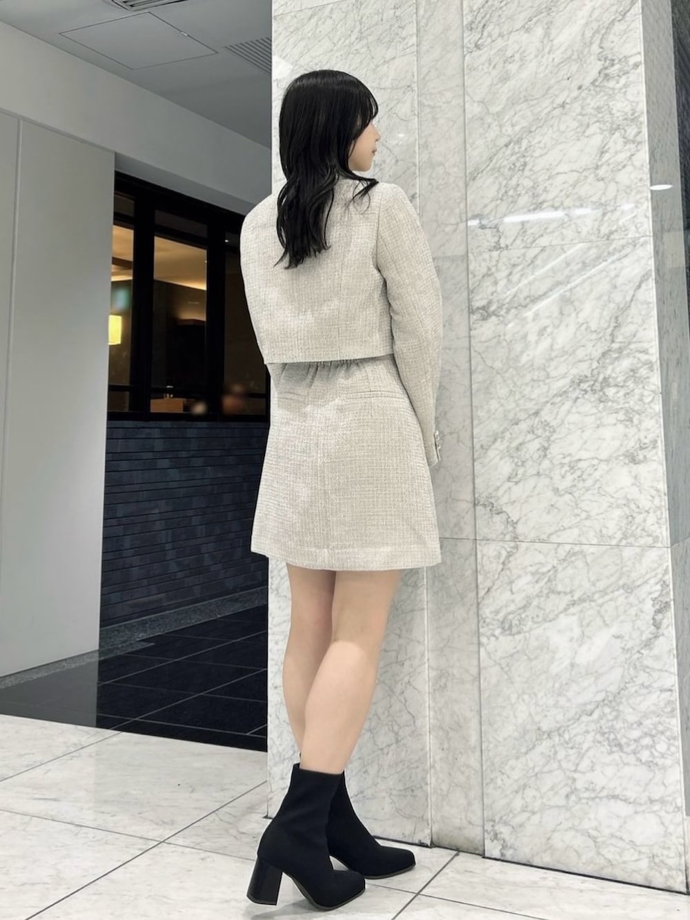 その他のブーツ、グレー系のスカート、グレー系のノーカラージャケットを着用したレディースの秋コーディネートの5枚目の写真