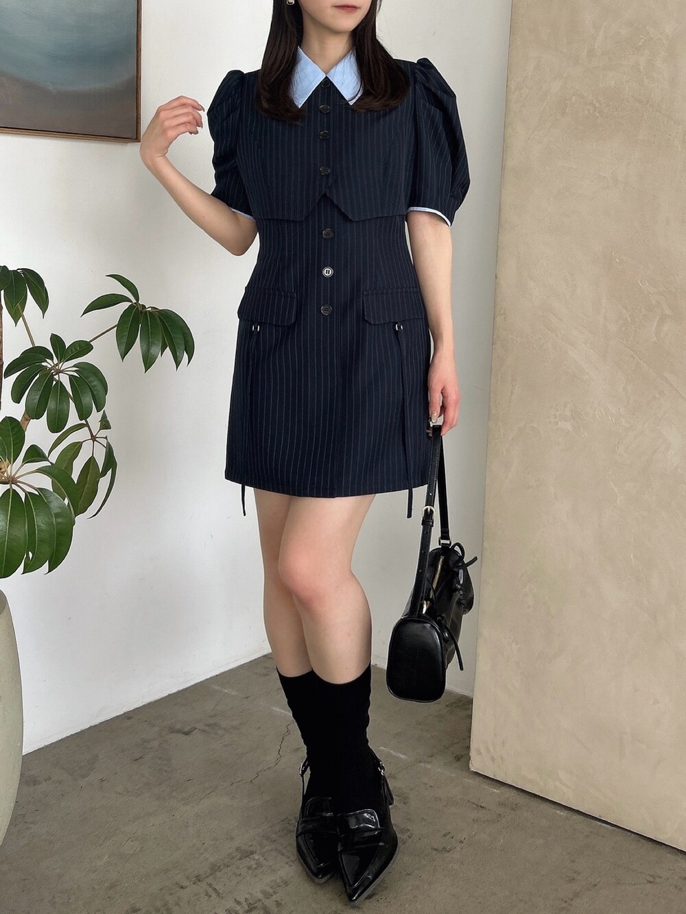 ブルー系のワンピース、ブラック系のローファーを着用したレディースの冬コーディネートの5枚目の写真