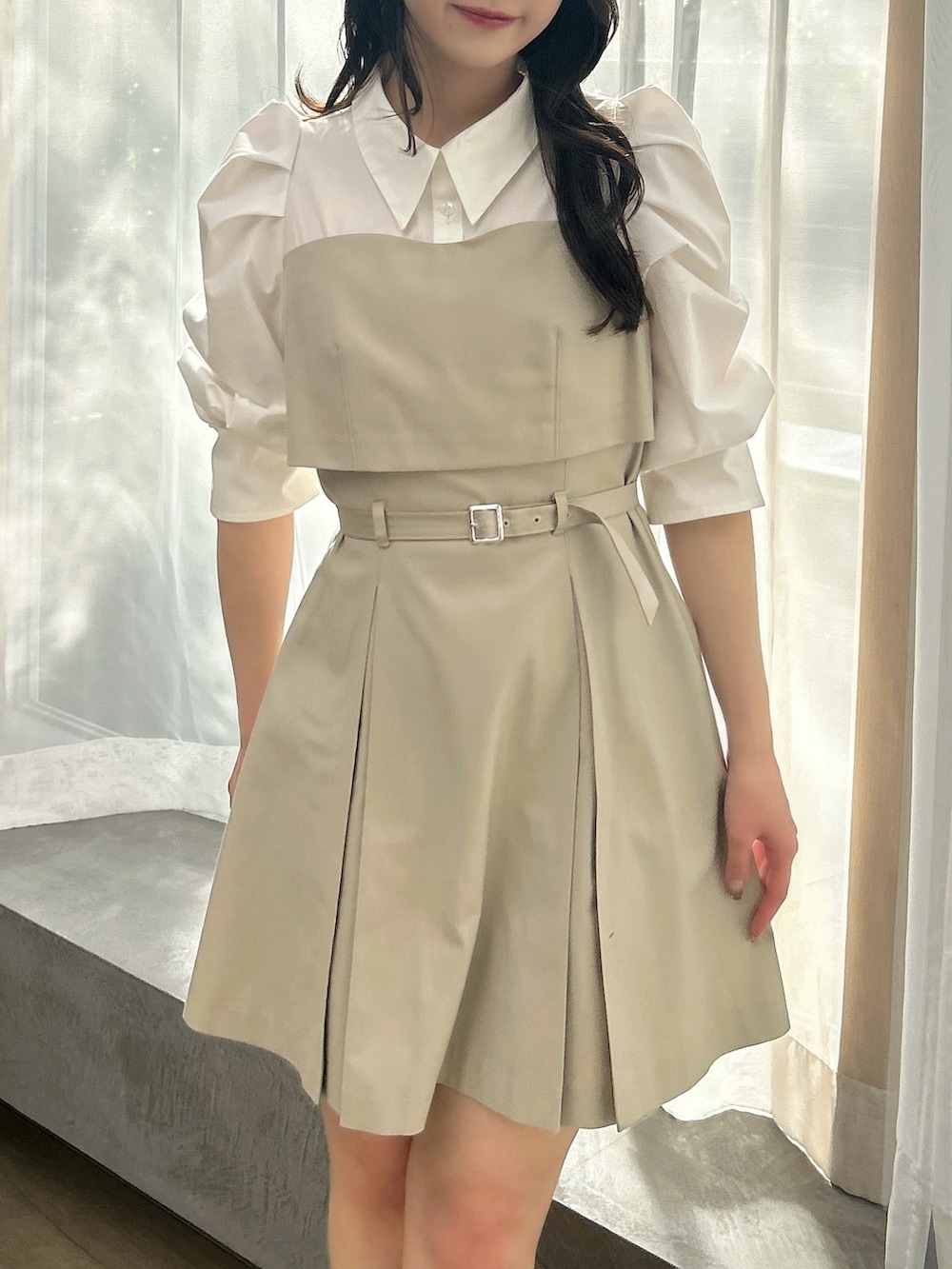 ベージュ系のワンピース、ブラウン系のパンプス、ブラウン系のハンドバッグを着用したレディースの春コーディネートの8枚目の写真