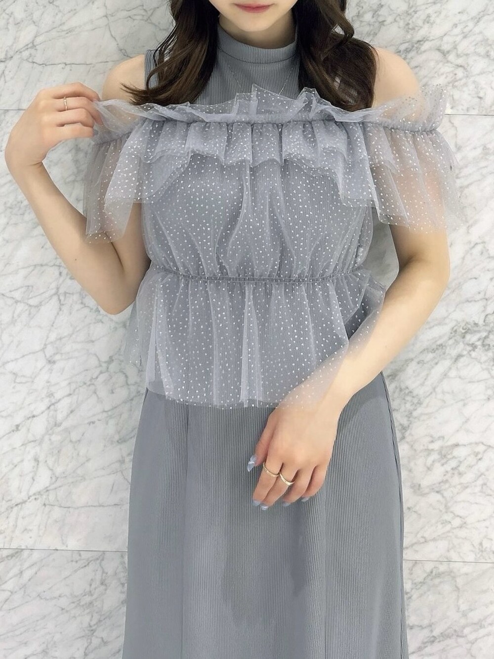 グレー系のワンピース、ホワイト系のパンプスを着用したレディースの夏コーディネートの6枚目の写真