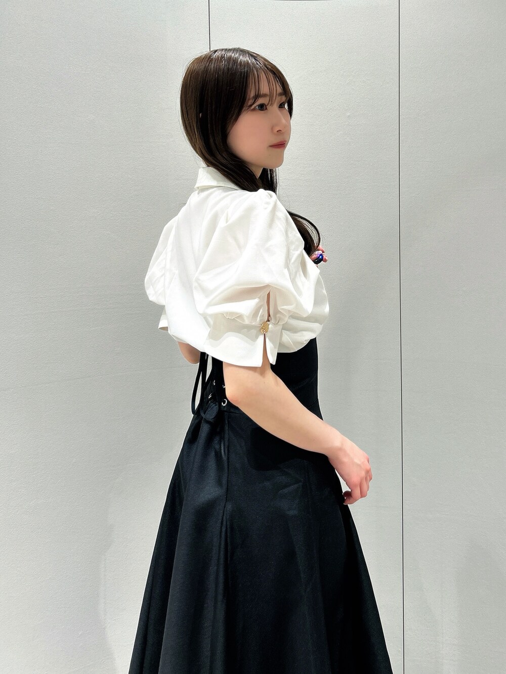 ホワイト系のシャツ/ブラウス、ブラック系のスカート、ブラック系のローファーを着用したレディースの春コーディネートの10枚目の写真