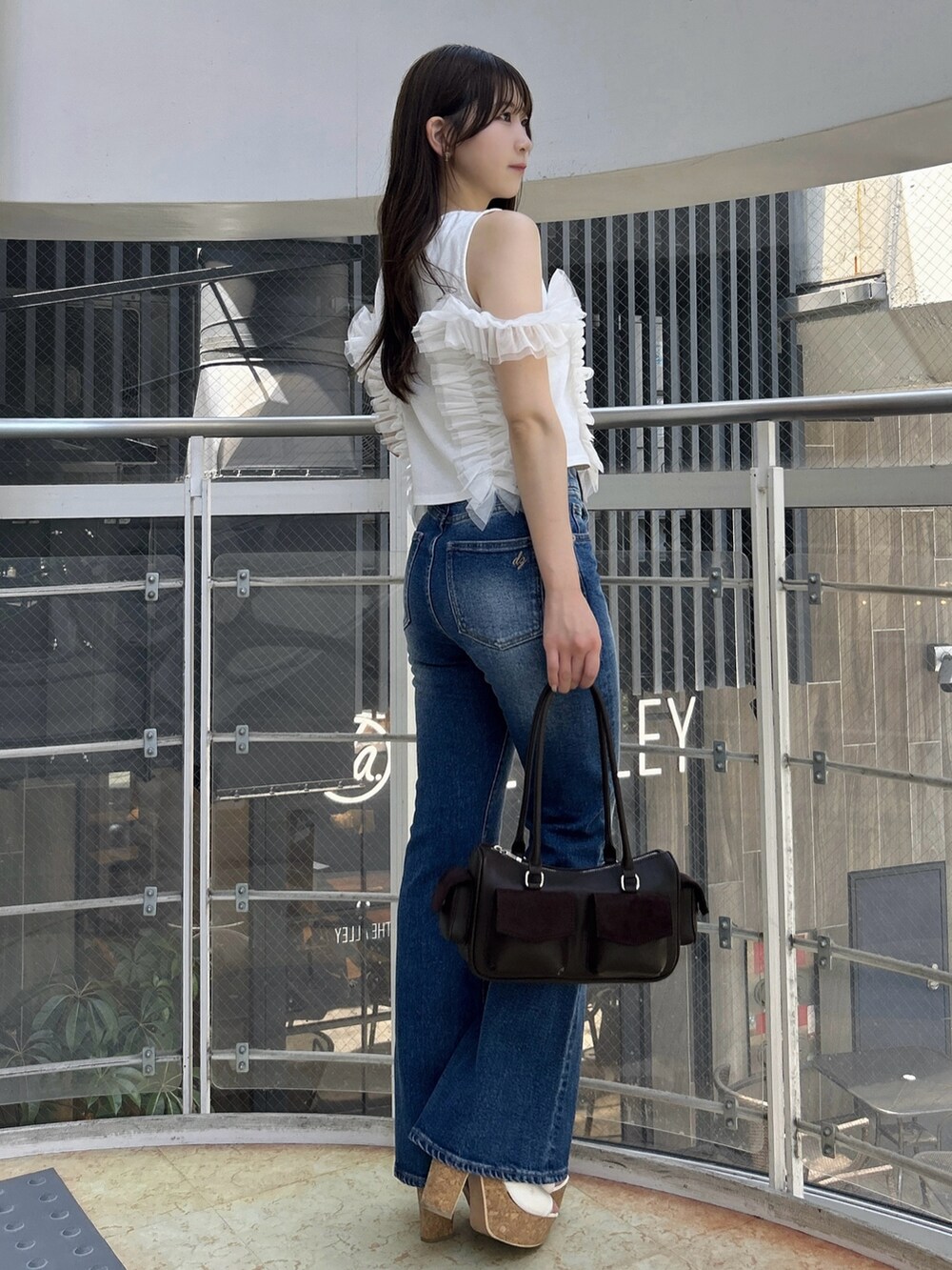 ホワイト系のTシャツ/カットソー、ブルー系のデニムパンツ、ホワイト系のサンダルを着用したレディースの夏コーディネートの5枚目の写真