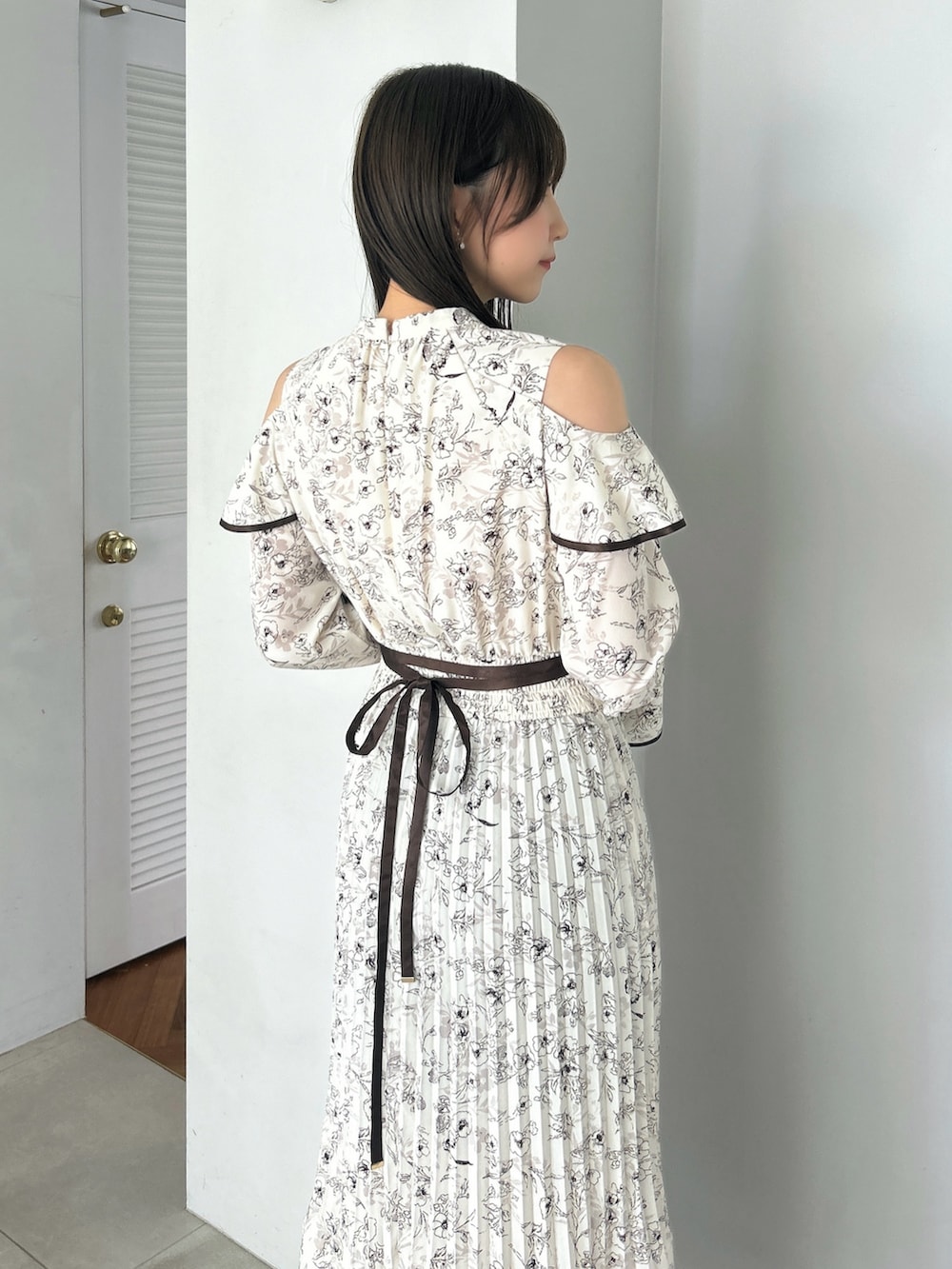 ホワイト系のワンピース、ブラウン系のパンプスを着用したレディースの秋コーディネートの8枚目の写真