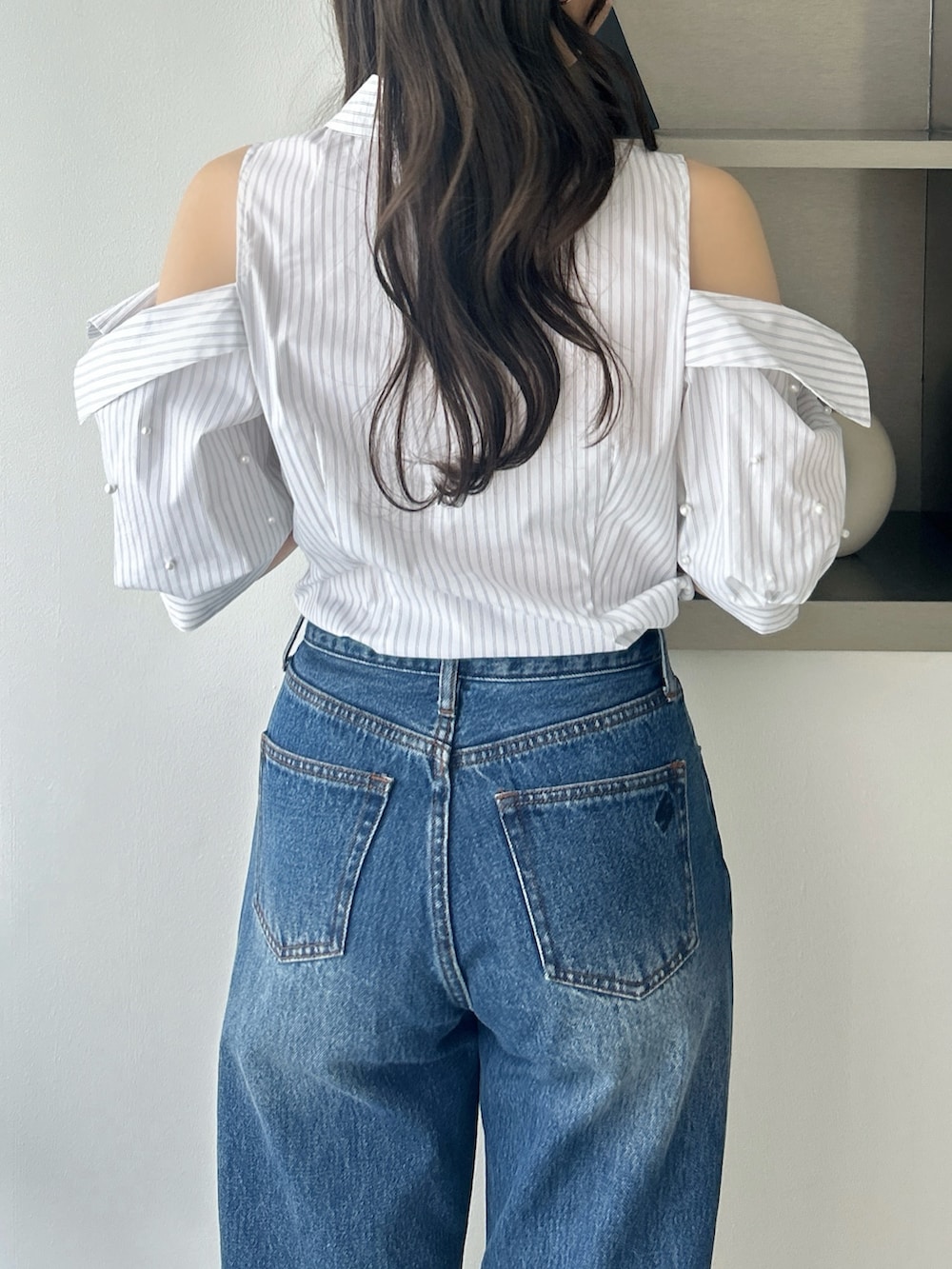 その他のシャツ/ブラウス、ブルー系のデニムパンツ、ブラウン系のハンドバッグを着用したレディースの春コーディネートの8枚目の写真