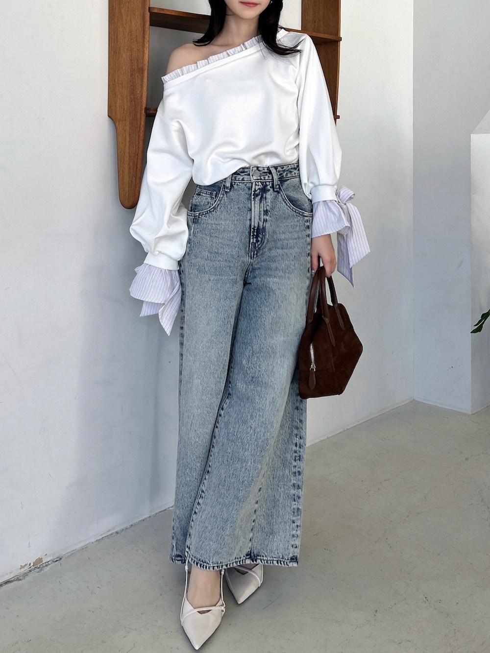 ホワイト系のTシャツ/カットソー、ブルー系のデニムパンツを着用したレディースの春コーディネートの3枚目の写真
