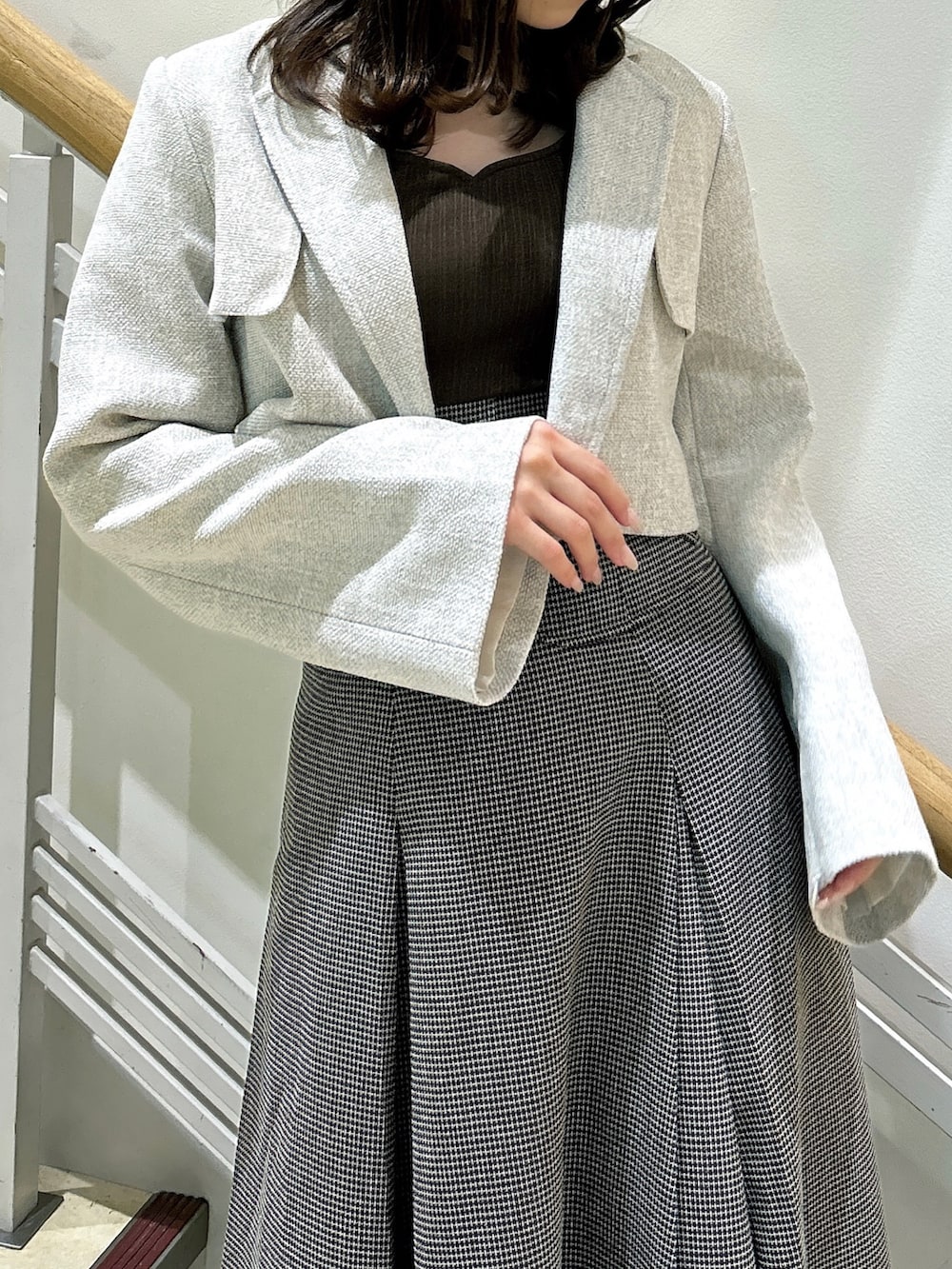 ブラウン系のワンピース、ホワイト系のテーラードジャケット、ベージュ系のパンプスを着用したレディースの秋コーディネートの9枚目の写真