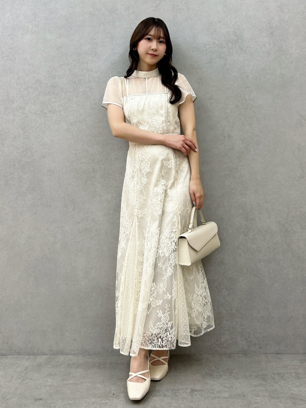 ホワイト系のドレス、ホワイト系のサンダルを着用したレディースの冬コーディネートの2枚目の写真