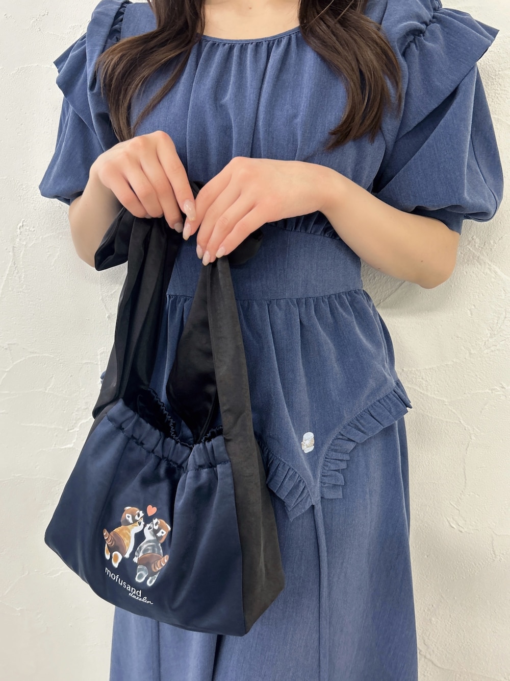 ブルー系のワンピース、ホワイト系のサンダル、ブルー系のハンドバッグを着用したレディースの春コーディネートの10枚目の写真