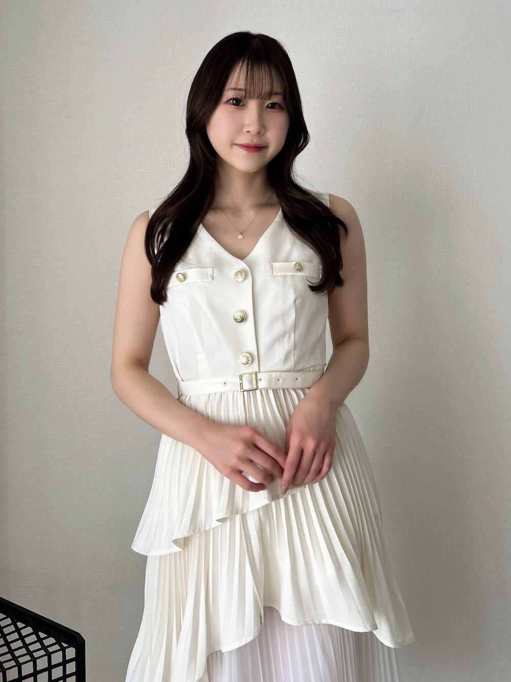 ホワイト系のワンピースを着用したレディースの春コーディネートの6枚目の写真