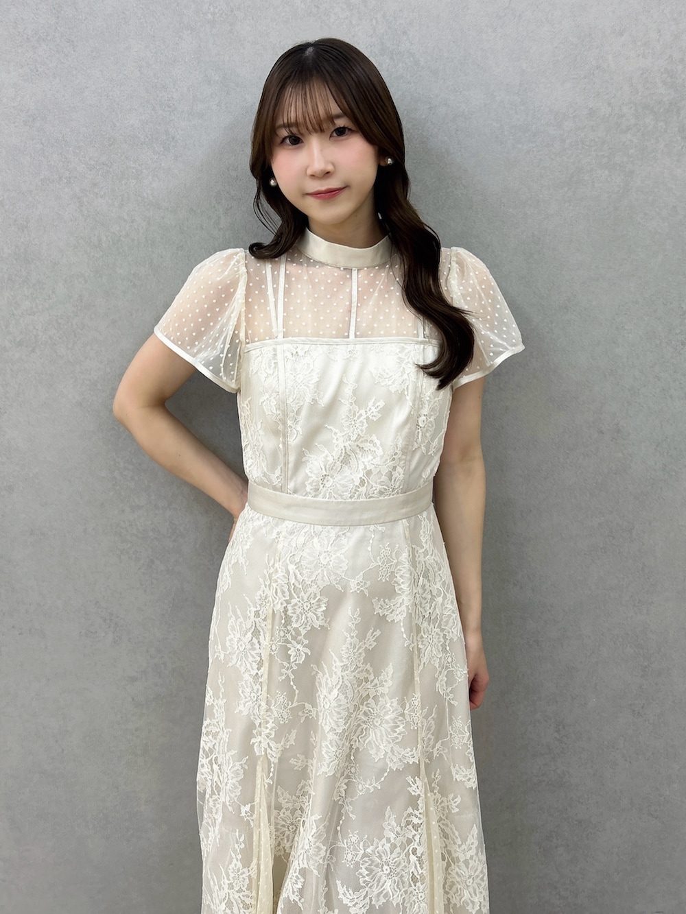 ホワイト系のドレス、ホワイト系のサンダルを着用したレディースの冬コーディネートの8枚目の写真