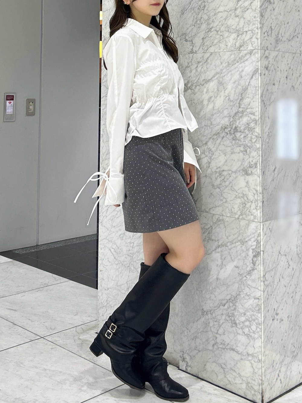 ホワイト系のシャツ/ブラウス、その他のスカート、ブラック系のブーツを着用したレディースの春コーディネートの3枚目の写真
