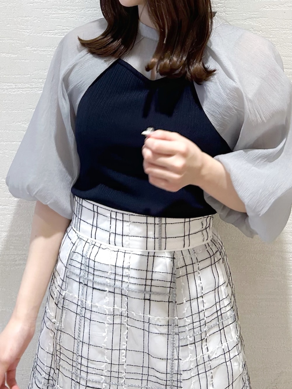「dazzlin、ダズリン、大人コーデ、お出かけコーデ、爽やかコーデ、ブラウス、バルーンスリーブ、バイカラー、フレアスカート、シアースカート、刺繍、エンブロイダリー、チェック、チェックスカート、ローファー」｜「dazzlinのエンブロイダリーツイードライクシアースカート（スカート、ホワイト系）」を使った、kahoさん（レディース・154cm）の秋コーディネートの6枚目の写真
