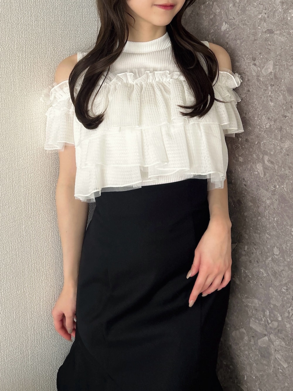 ホワイト系のTシャツ/カットソー、ブラック系のスカート、ホワイト系のサンダルを着用したレディースの春コーディネートの9枚目の写真