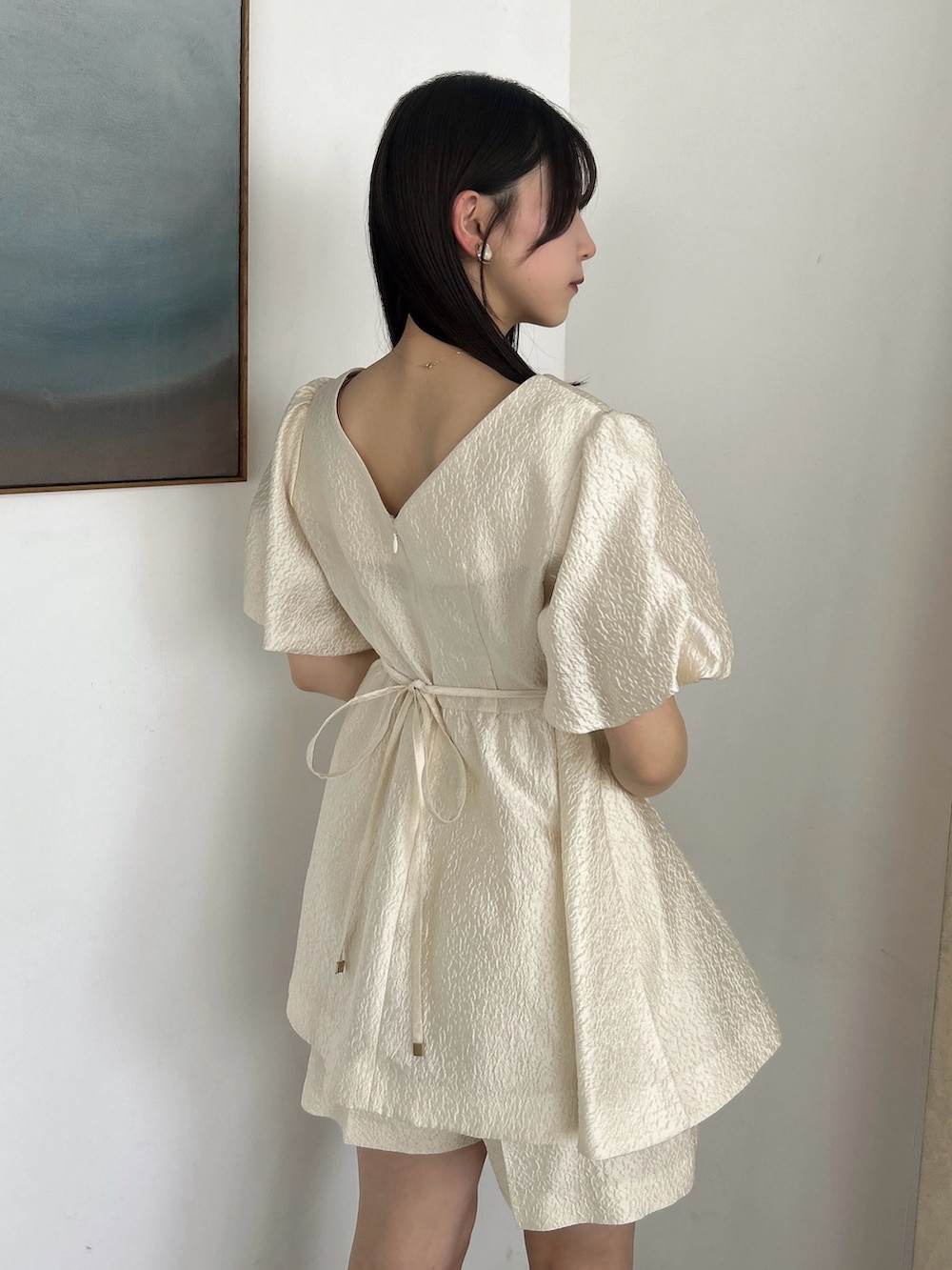 ホワイト系のシャツ/ブラウス、ホワイト系のその他パンツ、ブラウン系のローファーを着用したレディースの春コーディネートの10枚目の写真