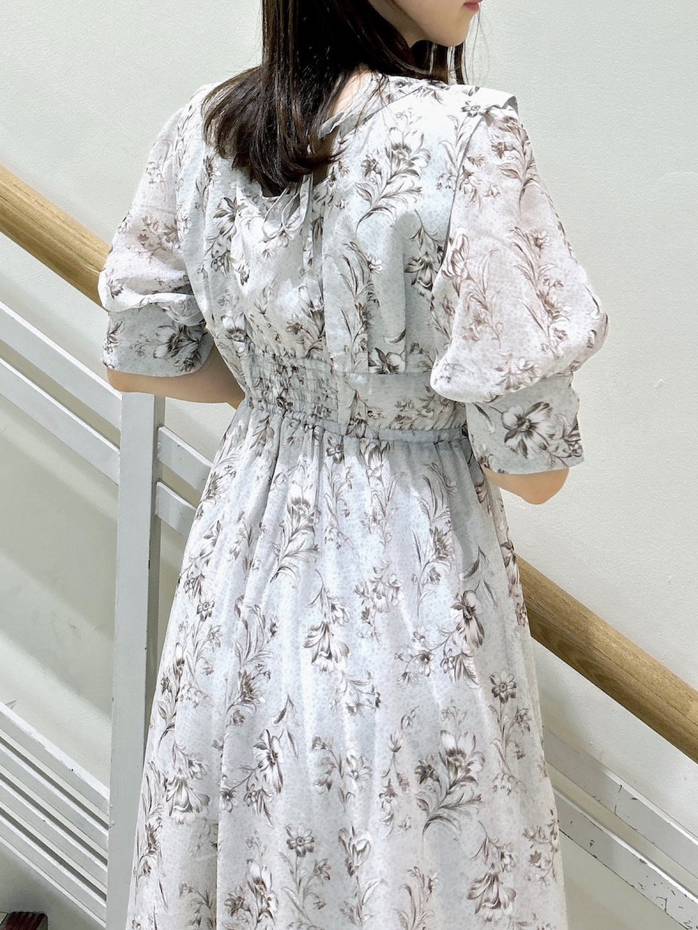 ホワイト系のワンピース、ホワイト系のパンプスを着用したレディースの秋コーディネートの8枚目の写真