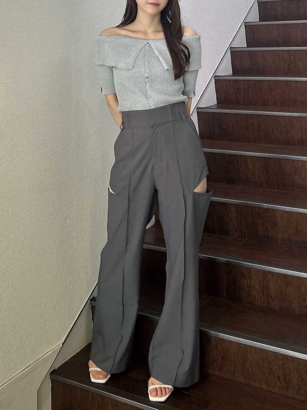 グレー系のニット/セーター、グレー系のその他パンツ、ホワイト系のサンダルを着用したレディースの秋コーディネートの4枚目の写真