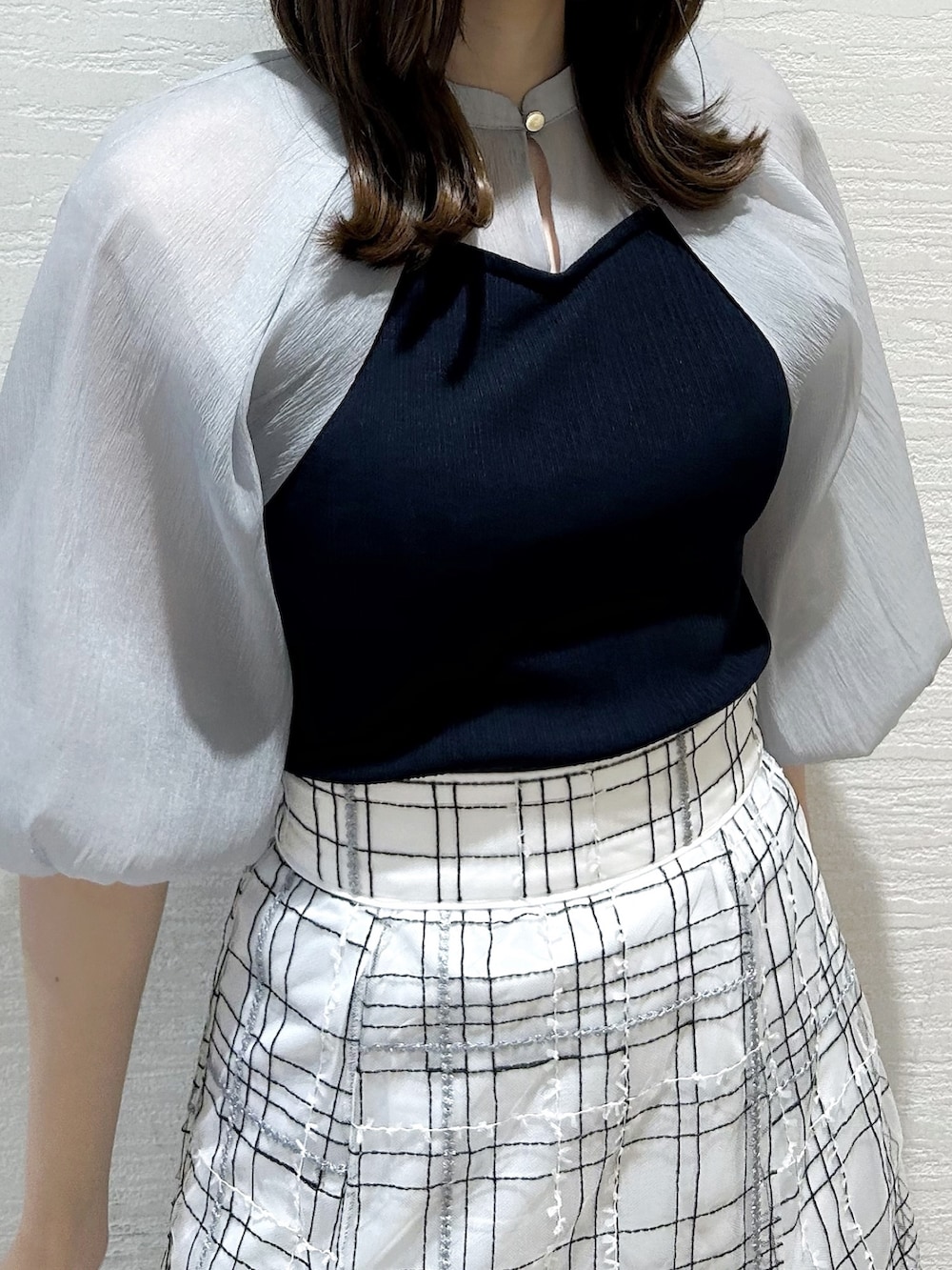 「dazzlin、ダズリン、大人コーデ、お出かけコーデ、爽やかコーデ、ブラウス、バルーンスリーブ、バイカラー、フレアスカート、シアースカート、刺繍、エンブロイダリー、チェック、チェックスカート、ローファー」｜「dazzlinのエンブロイダリーツイードライクシアースカート（スカート、ホワイト系）」を使った、kahoさん（レディース・154cm）の秋コーディネートの7枚目の写真