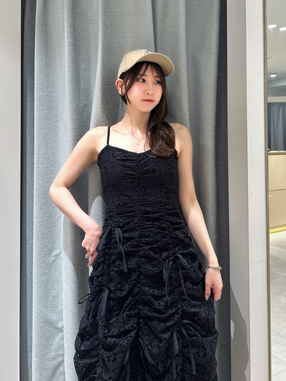 ブラック系のワンピース、ブラック系のローファー、ベージュ系のキャップを着用したレディースの春コーディネートの6枚目の写真