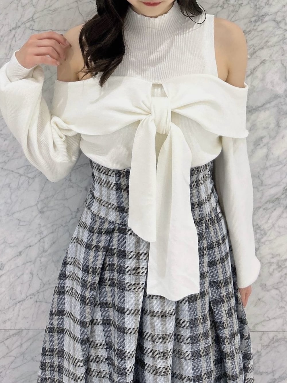 ホワイト系のニット/セーター、その他のブーツ、グレー系のスカートを着用したレディースの秋コーディネートの8枚目の写真