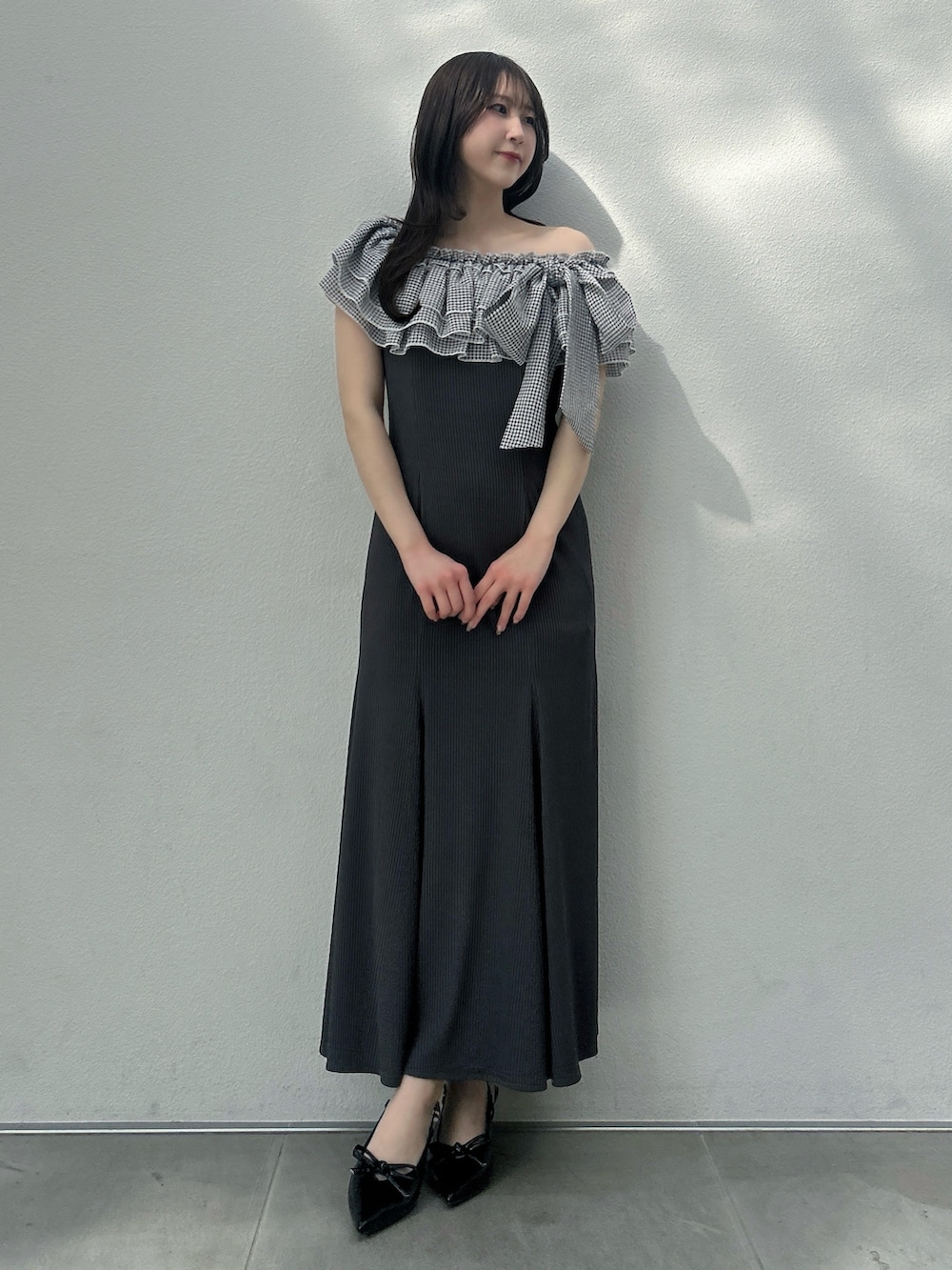 その他のワンピースを着用したレディースの春コーディネートの2枚目の写真