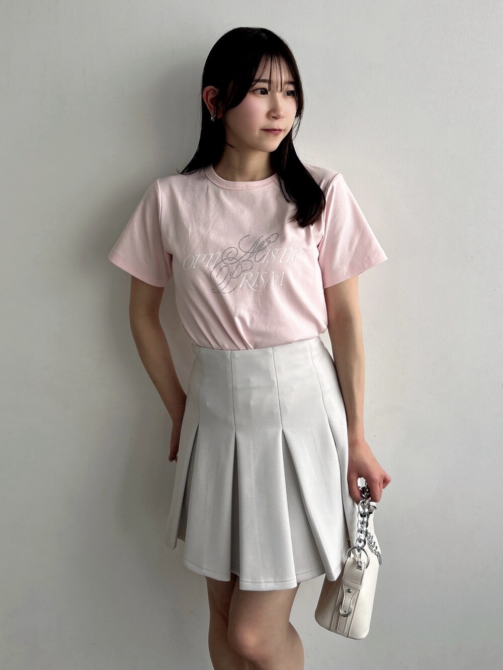 ピンク系のTシャツ/カットソー、ホワイト系のスカートを着用したレディースの春コーディネートの9枚目の写真