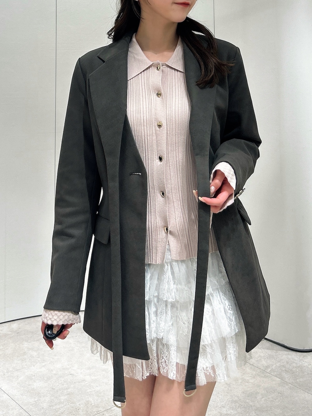 ホワイト系のその他パンツ、ブラック系のパンプス、ブラウン系のテーラードジャケットを着用したレディースの春コーディネートの6枚目の写真